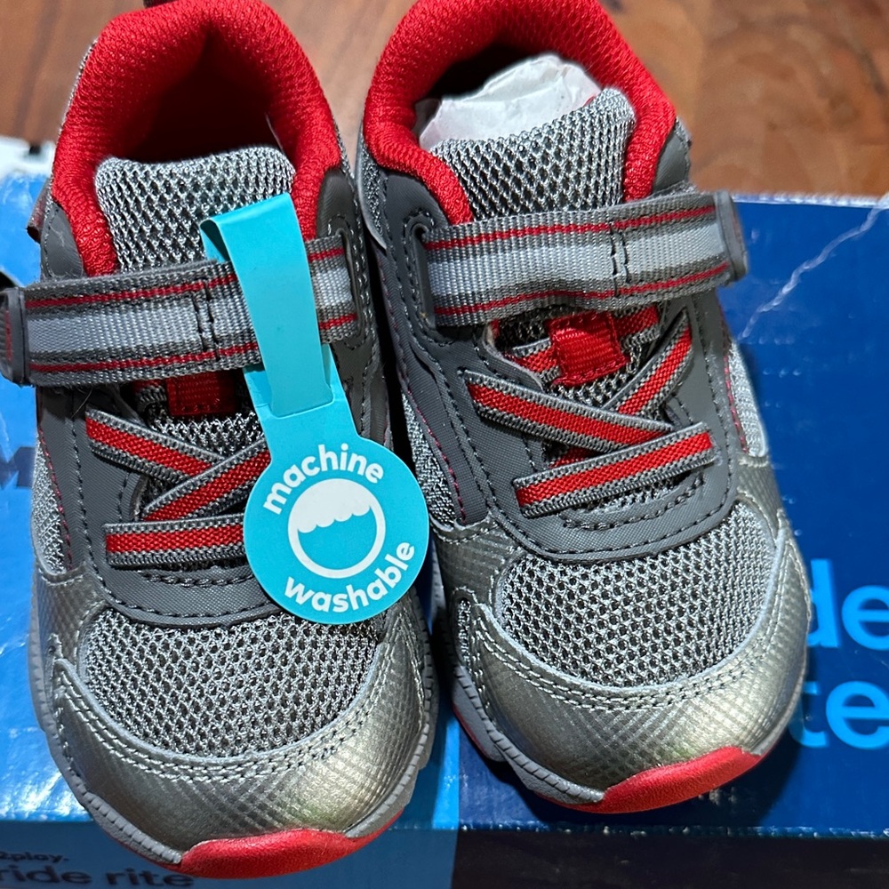 New Stride Rite Gray Red Kids Made to Play Adjustable Strap‎ Sneakers Size 6